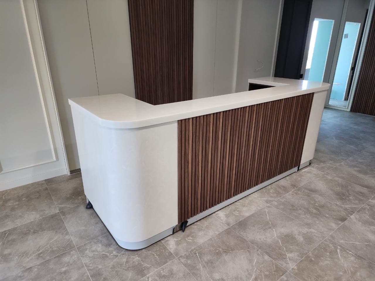 Стойка ресепшн из акрилового камня