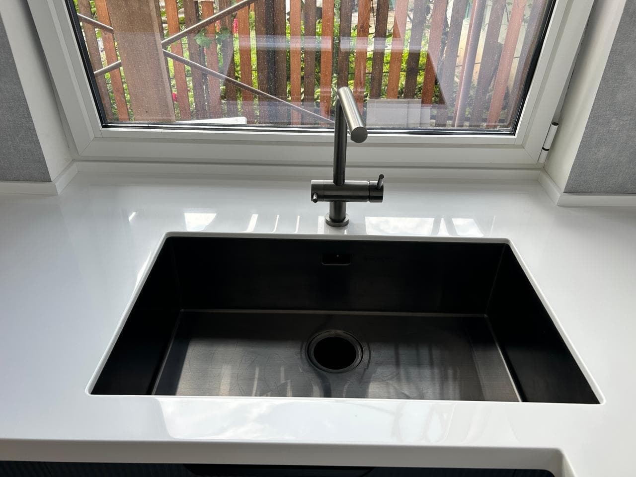 Интегрированная мойка из акрилового камня