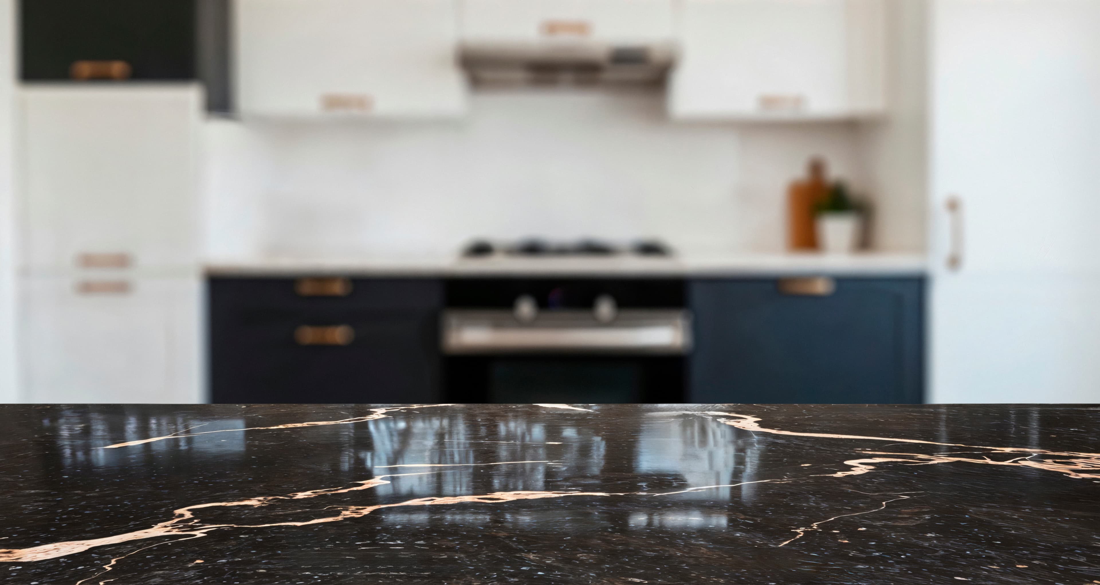 Темная кухня с каменной поверхностью